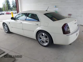 2008 Chrysler 300 C Hemi z VIN 2C3KA63HX8H208103, wystawiony jako IAAI lot #42082674 z przebiegiem 111 025 mil mil oraz . Historia ofert i sprzedaży dostępna na DreamBid. Obrazek 3.