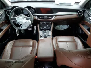 2018 Alfa Romeo Stelvio Sport z VIN ZASFAKPN8J7B79599, wystawiony jako Copart lot #57396135 z przebiegiem 73 873 mil mil oraz Nie do naprawy. Historia ofert i sprzedaży dostępna na DreamBid. Obrazek 8.