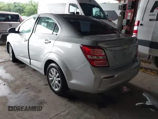 2019 Chevrolet Sonic LT z VIN 1G1JD5SB2K4144335, wystawiony jako IAAI lot #42479272 z przebiegiem 111 453 mil mil oraz . Historia ofert i sprzedaży dostępna na DreamBid. Obrazek 3.