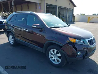 2012 Kia Sorento LX z VIN 5XYKT4A68CG260655, wystawiony jako IAAI lot #42052894 z przebiegiem 170 456 mil mil oraz . Historia ofert i sprzedaży dostępna na DreamBid. Obrazek 1.