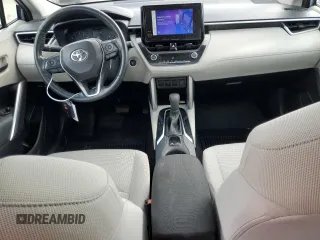 2023 Toyota Corolla Cross LE z VIN 7MUBAAAG6PV039602, wystawiony jako Copart lot #53419475 z przebiegiem 34 033 mil mil oraz Szkoda całkowita • Salvage title. Historia ofert i sprzedaży dostępna na DreamBid. Obrazek 8.