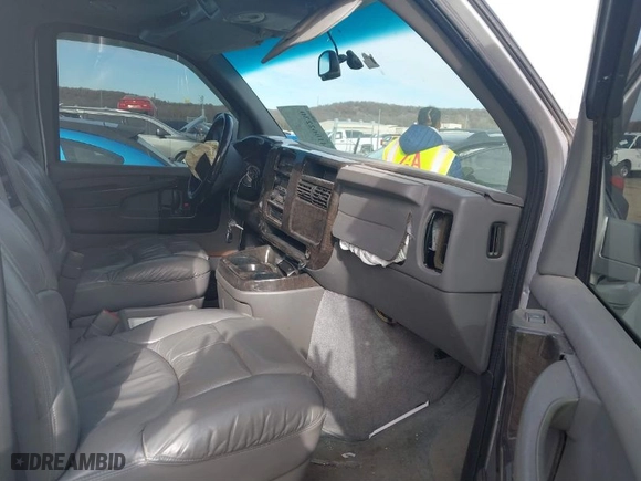 2003 Chevrolet Express Cargo Van YF7 Upfitter with VIN 1GBFG15T831209178, listed as a IAAI auction lot 41062230 with 160,354 mi miles. Bid and sale history available at carsss.com. Image 5.