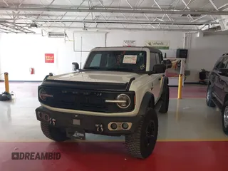 2022 Ford Bronco z VIN 1FMDE5BH1NLB16280, wystawiony jako IAAI lot #42440295 z przebiegiem 37 738 mil mil oraz . Historia ofert i sprzedaży dostępna na DreamBid. Obrazek 6.