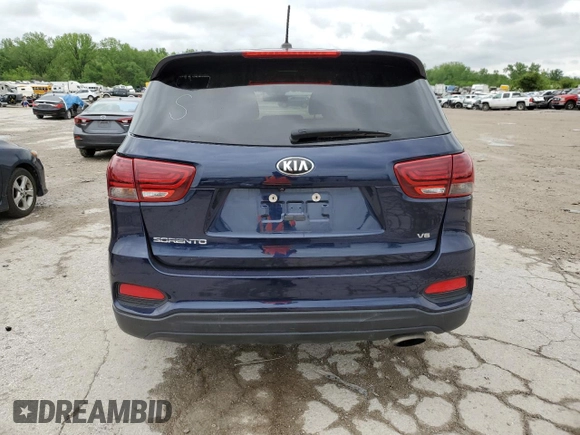2020 Kia Sorento S z VIN 5XYPG4A5XLG612720, wystawiony jako Copart lot #55496335 z przebiegiem 98 995 mil mil oraz Czysty tytuł • Clean title. Historia ofert i sprzedaży dostępna na DreamBid. Obrazek 6.