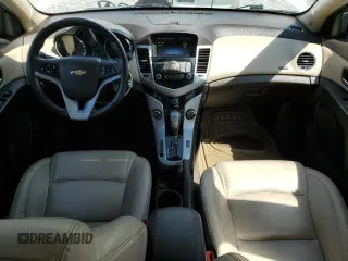 2014 Chevrolet Cruze 2LT z VIN 1G1PE5SB8E7238813, wystawiony jako Copart lot #54631475 z przebiegiem 130 776 mil mil oraz Czysty tytuł • Clean title. Historia ofert i sprzedaży dostępna na DreamBid. Obrazek 8.