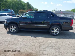 2012 Chevrolet Avalanche LTZ z VIN 3GNTKGE73CG110781, wystawiony jako IAAI lot #42557794 z przebiegiem 146 575 mil mil oraz . Historia ofert i sprzedaży dostępna na DreamBid. Obrazek 15.