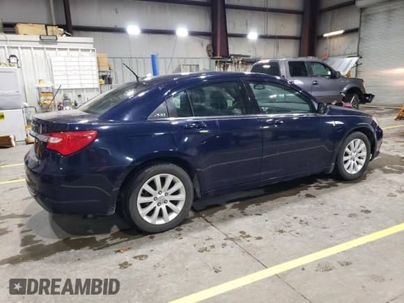 2014 Chrysler 200 Touring z VIN 1C3CCBBB3EN171841, wystawiony jako Copart lot #51232055 z przebiegiem 237 122 mil mil oraz Szkody całkowita. Historia ofert i sprzedaży dostępna na DreamBid. Obrazek 3.