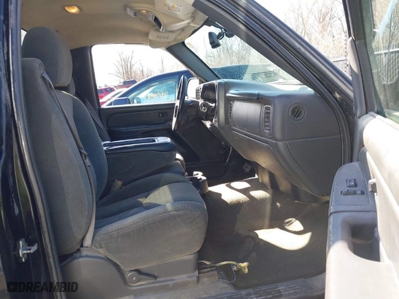 2004 Chevrolet Silverado 2500HD Work Truck with VIN 1GCHK24U84E298859, listed as a IAAI auction lot 41802277 with 1 mi miles. Bid and sale history available at carsss.com. Image 5.