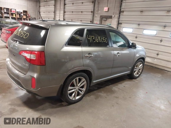 2015 Kia Sorento SX with VIN 5XYKWDA74FG617737, listed as a IAAI auction lot 41368050 with 96,763 mi miles. Bid and sale history available at carsss.com. Image 4.