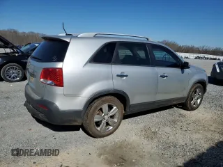 2013 Kia Sorento EX z VIN 5XYKUDA22DG335605, wystawiony jako Copart lot #47260645 z przebiegiem 175 314 mil mil oraz Szkoda całkowita • Salvage title. Historia ofert i sprzedaży dostępna na DreamBid. Obrazek 3.