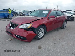 2013 Chrysler 200 Touring z VIN 1C3CCBBB0DN525474, wystawiony jako IAAI lot #42104782 z przebiegiem 67 418 mil mil oraz . Historia ofert i sprzedaży dostępna na DreamBid. Obrazek 2.