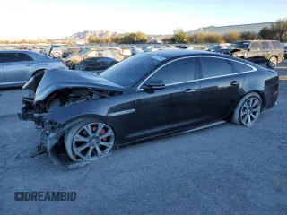 2015 Jaguar XJ z VIN SAJWA1CZ5F8V90554, wystawiony jako Copart lot #83623994 z przebiegiem 104 440 mil mil oraz Szkoda całkowita • Salvage title. Historia ofert i sprzedaży dostępna na DreamBid. Obrazek 1.