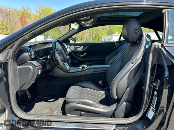2020 Mercedes-Benz E z VIN W1K1J6JBXLF140004, wystawiony jako Copart lot #55652425 z przebiegiem 54 285 mil mil oraz Czysty tytuł • Clean title. Historia ofert i sprzedaży dostępna na DreamBid. Obrazek 7.