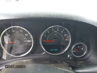 2014 Jeep Wrangler Unlimited Sahara z VIN 1C4BJWEG0EL129229, wystawiony jako IAAI lot #42380976 z przebiegiem 175 735 mil mil oraz . Historia ofert i sprzedaży dostępna na DreamBid. Obrazek 7.