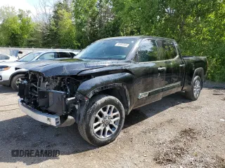 2022 Toyota Tundra 1794 Edition z VIN 5TFMA5EC6NX004678, wystawiony jako Copart lot #60983365 z przebiegiem 61 726 mil mil oraz Czysty tytuł • Clean title. Historia ofert i sprzedaży dostępna na DreamBid. Obrazek 1.