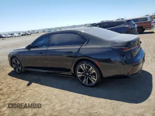 2023 BMW i7 xDrive60 z VIN WBY53EJ01PCN52638, wystawiony jako Copart lot #67345074 z przebiegiem 13 995 mil mil oraz Szkody całkowita. Historia ofert i sprzedaży dostępna na DreamBid. Obrazek 2.