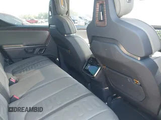 2022 Rivian R1T Adventure z VIN 7FCTGAAA2NN006053, wystawiony jako IAAI lot #41974199 z przebiegiem 286 mil mil oraz . Historia ofert i sprzedaży dostępna na DreamBid. Obrazek 8.