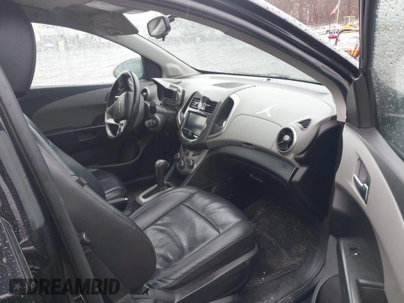 2016 Chevrolet Sonic LTZ z VIN 1G1JE5SB8G4143596, wystawiony jako IAAI lot #41874653 z przebiegiem 148 855 mil mil oraz . Historia ofert i sprzedaży dostępna na DreamBid. Obrazek 5.