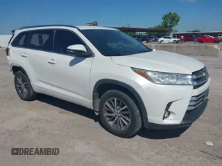 2018 Toyota Highlander SE z VIN 5TDKZRFH8JS548391, wystawiony jako IAAI lot #42227742 z przebiegiem 79 782 mil mil oraz . Historia ofert i sprzedaży dostępna na DreamBid. Obrazek 1.