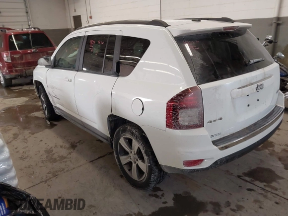 2017 Jeep Compass Latitude z VIN 1C4NJDEB6HD101312, wystawiony jako IAAI lot #41443770 z przebiegiem 79 264 mil mil oraz . Historia ofert i sprzedaży dostępna na DreamBid. Obrazek 3.