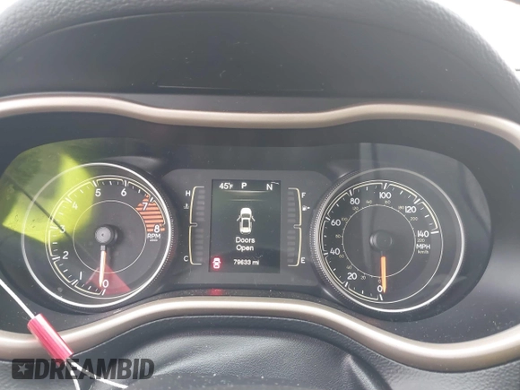 2017 Jeep Cherokee Latitude z VIN 1C4PJMCS6HW529638, wystawiony jako IAAI lot #41835526 z przebiegiem 79 633 mil mil oraz . Historia ofert i sprzedaży dostępna na DreamBid. Obrazek 7.
