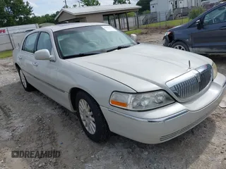 2004 Lincoln Town Car Ultimate z VIN 1LNHM83W64Y683461, wystawiony jako IAAI lot #42393678 z przebiegiem 145 841 mil mil oraz . Historia ofert i sprzedaży dostępna na DreamBid. Obrazek 1.