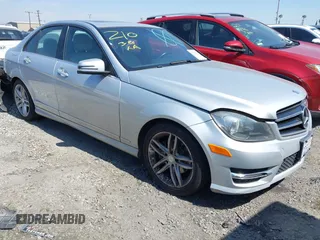 2014 Mercedes-Benz C 250 Sport z VIN WDDGF4HB4ER305973, wystawiony jako IAAI lot #41781503 z przebiegiem 98 542 mil mil oraz . Historia ofert i sprzedaży dostępna na DreamBid. Obrazek 1.