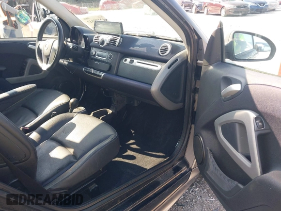 2013 Smart fortwo Pure z VIN WMEEJ3BA2DK697614, wystawiony jako IAAI lot #42405542 z przebiegiem 192 027 mil mil oraz . Historia ofert i sprzedaży dostępna na DreamBid. Obrazek 5.