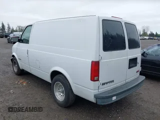 2000 GMC Safari Cargo with VIN 1GTDM19W7YB512129, listed as a IAAI auction lot 41935812 with 222,848 mi miles. Bid and sale history available at carsss.com. Image 3.