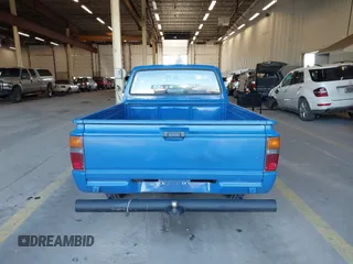1985 Toyota Pickup z VIN JT4RN50RXF0083921, wystawiony jako IAAI lot #42029838 z przebiegiem 249 994 mil mil oraz . Historia ofert i sprzedaży dostępna na DreamBid. Obrazek 16.