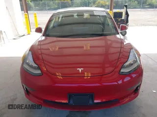 2020 Tesla Model 3 Standard Range Plus z VIN 5YJ3E1EA7LF611669, wystawiony jako IAAI lot #42179974 z przebiegiem 17 696 mil mil oraz . Historia ofert i sprzedaży dostępna na DreamBid. Obrazek 13.