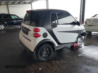 2014 Smart fortwo Pure z VIN WMEEJ3BA4EK737709, wystawiony jako IAAI lot #42105265 z przebiegiem 23 970 mil mil oraz . Historia ofert i sprzedaży dostępna na DreamBid. Obrazek 4.
