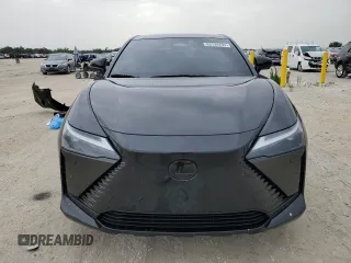 2023 Lexus RZ 450e Premium z VIN JTJAAAAB5PA017837, wystawiony jako Copart lot #62794494 z przebiegiem 4094 mil mil oraz Szkody całkowita. Historia ofert i sprzedaży dostępna na DreamBid. Obrazek 5.