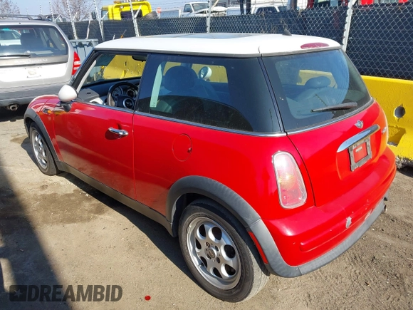 2003 MINI Hardtop z VIN WMWRC33423TC41611, wystawiony jako IAAI lot #41372223 z przebiegiem 164 522 mil mil oraz . Historia ofert i sprzedaży dostępna na DreamBid. Obrazek 3.