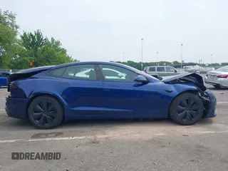 2022 Tesla Model S z VIN 5YJSA1E55NF493604, wystawiony jako IAAI lot #42503731 z przebiegiem 37 961 mil mil oraz . Historia ofert i sprzedaży dostępna na DreamBid. Obrazek 12.