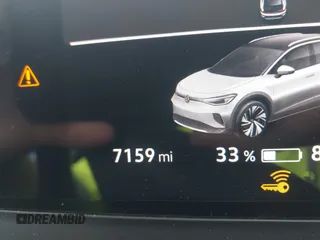 2023 Volkswagen ID.4 Pro z VIN 1V2CMPE88PC028158, wystawiony jako IAAI lot #41538391 z przebiegiem 7159 mil mil oraz . Historia ofert i sprzedaży dostępna na DreamBid. Obrazek 16.