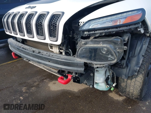 2018 Jeep Cherokee Trailhawk z VIN 1C4PJMBX8JD525945, wystawiony jako IAAI lot #41008604 z przebiegiem 111 086 mil mil oraz . Historia ofert i sprzedaży dostępna na DreamBid. Obrazek 18.