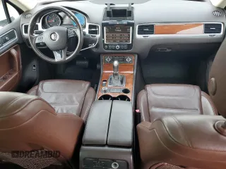 2013 Volkswagen Touareg Sport с VIN WVGEP9BP9DD003974, выставлен на аукционе Copart как лот 75106234 с пробегом 211 323 миль миль и Чистый • Clean title. История ставок и продаж доступна на DreamBid. Изображение 8.