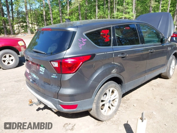 2019 Ford Escape SE z VIN 1FMCU9GD7KUB23316, wystawiony jako IAAI lot #42138654 z przebiegiem 145 857 mil mil oraz . Historia ofert i sprzedaży dostępna na DreamBid. Obrazek 4.