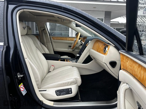 2014 Bentley Flying Spur with VIN SCBEC9ZA4EC092638, listed as a Copart auction lot 44058715 with 125,234 mi miles and Clean Title. Bid and sale history available at DreamBid. Image 5.