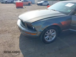2005 Ford Mustang Deluxe z VIN 1ZVFT80N155216037, wystawiony jako IAAI lot #40280504 z przebiegiem 247 066 mil mil oraz . Historia ofert i sprzedaży dostępna na DreamBid. Obrazek 6.