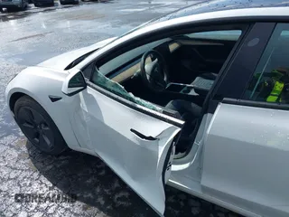 2021 Tesla Model 3 Standard Range Plus z VIN 5YJ3E1EA5MF977437, wystawiony jako IAAI lot #40297512 z przebiegiem 72 039 mil mil oraz . Historia ofert i sprzedaży dostępna na DreamBid. Obrazek 20.