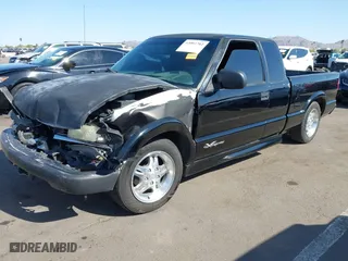 2001 Chevrolet S-10 LS with VIN 1GCCS19WX18224805, listed as a IAAI auction lot 42003702 with 168,820 mi miles. Bid and sale history available at carsss.com. Image 17.