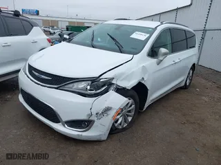 2019 Chrysler Pacifica Touring L with VIN 2C4RC1BG7KR626278, listed as a IAAI auction lot 41498136 with 124,843 mi miles. Bid and sale history available at carsss.com. Image 18.