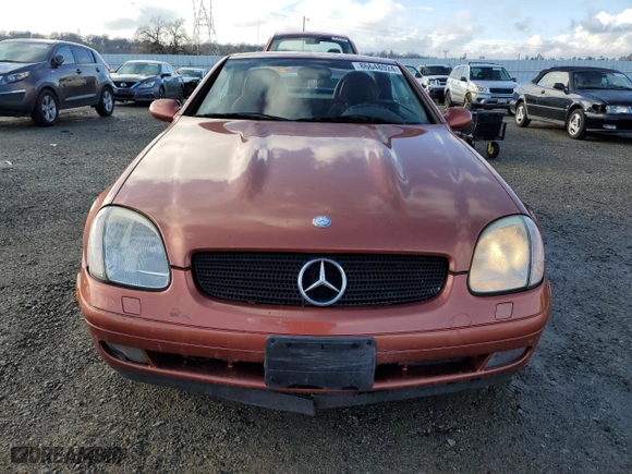 2000 Mercedes-Benz SLK-Class Kompressor with VIN WDBKK47F0YF145180, listed as a Copart auction lot 86648924 with 130,460 mi miles and Salvage Title. Bid and sale history available at carsss.com. Image 5.