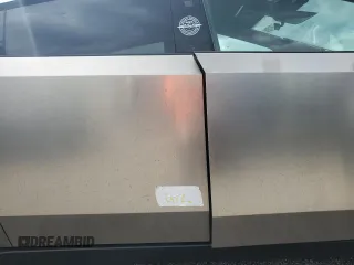 2024 Tesla Cybertruck z VIN 7G2CEHED2RA015326, wystawiony jako Copart lot #73841034 z przebiegiem Nie podano mil oraz Szkoda całkowita • Salvage title. Historia ofert i sprzedaży dostępna na DreamBid. Obrazek 13.