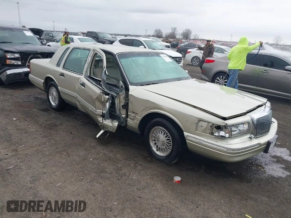 1997 Lincoln Town Car Signature z VIN 1LNLM82W8VY759792, wystawiony jako IAAI lot #41730026 z przebiegiem 60 198 mil mil oraz . Historia ofert i sprzedaży dostępna na DreamBid. Obrazek 1.