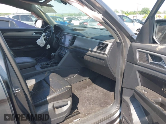 2018 Volkswagen Atlas SE with VIN 1V2KR2CA3JC504717, listed as a IAAI auction lot 42414174 with 105,909 mi miles and . Bid and sale history available at DreamBid. Image 5.