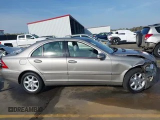 2004 Mercedes-Benz C 240 z VIN WDBRF61J74A618477, wystawiony jako IAAI lot #41894135 z przebiegiem 103 171 mil mil oraz . Historia ofert i sprzedaży dostępna na DreamBid. Obrazek 12.
