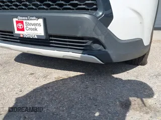 2022 Toyota Corolla Cross LE z VIN 7MUCAABG3NV030906, wystawiony jako IAAI lot #42475640 z przebiegiem 119 135 mil mil oraz . Historia ofert i sprzedaży dostępna na DreamBid. Obrazek 6.